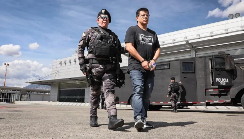 Guardias del Inpec trasladando a uno de los 117 presos 