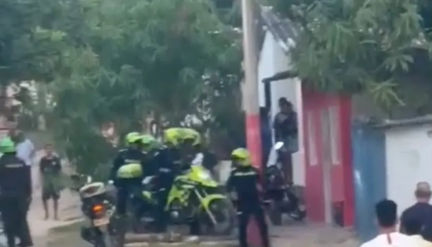 Momento en que capturan a un presunto responsable. 