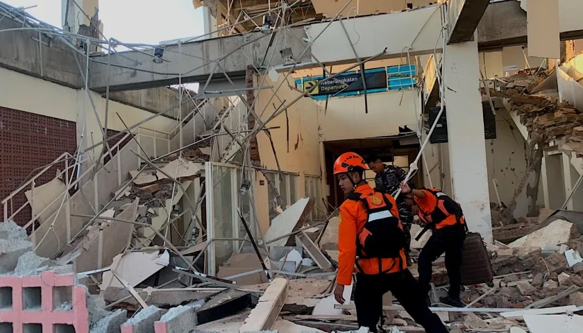 Rescatistas buscando víctimas tras un terremoto de magnitud 7,7.