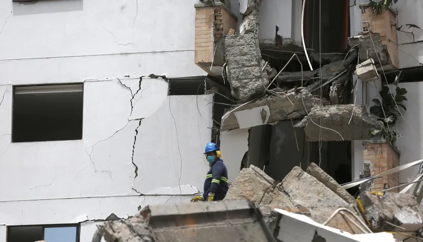 Integrantes del cuerpo de Bomberos de Cali en un trabajo de rescate.