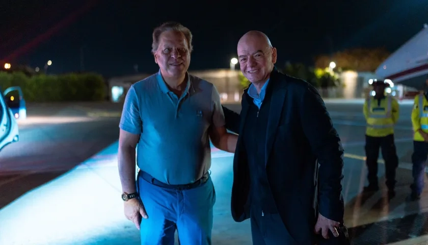 El presidente de la FCF, Ramón Jesurun y el presidente de la FIFA, Gianni Infantino.
