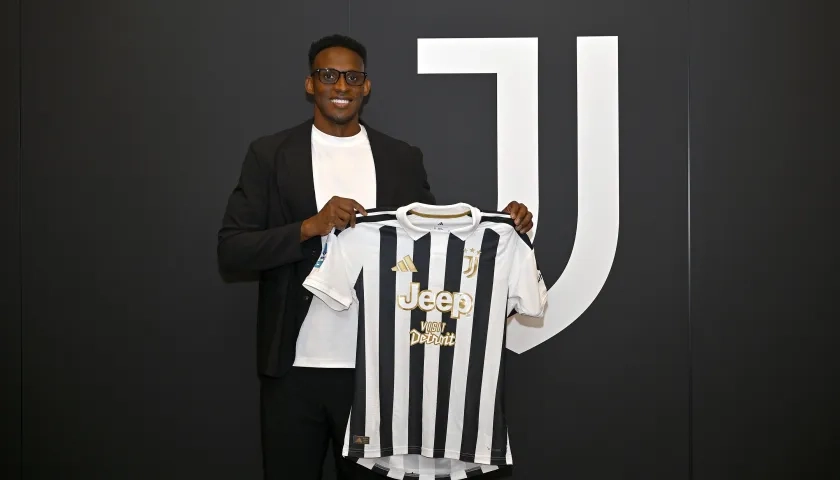 Jhon Lucumí con la camiseta de la Juventus.