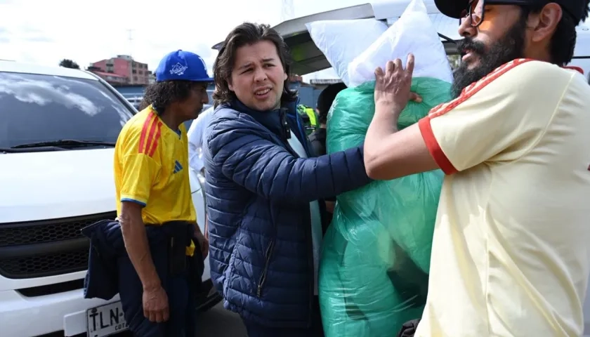 Jorge Barón Jr durante la entrega de ayudas en el centro de acopio de El Campín.