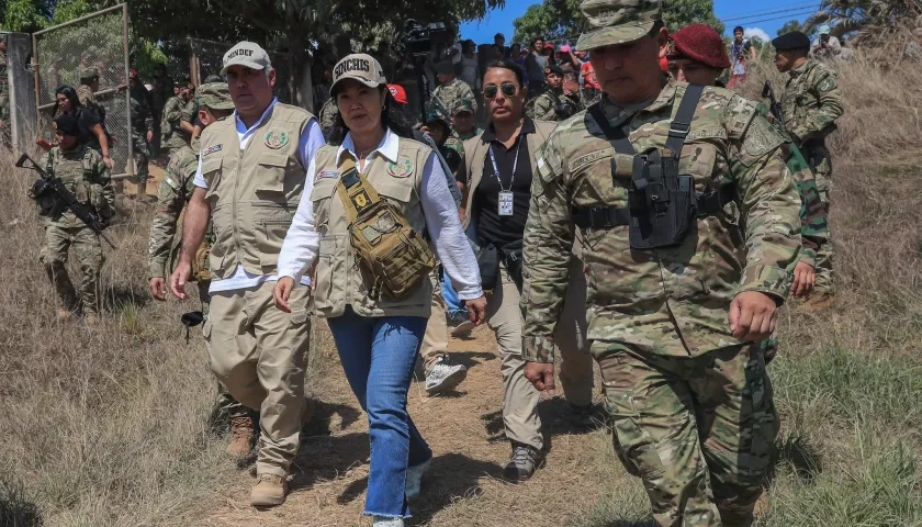 Keiko Fujimori, presidenta de Perú, durante su visita a las bases de la Policía Nacional y del Ejército, en la región Junín.