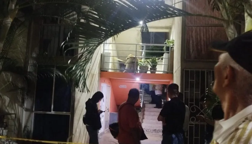La Policía acordonó el área para la inspección del cuerpo del hombre. 