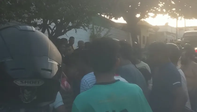 Las personas se aglomeraron en el lugar donde quedó el cuerpo de la víctima. 