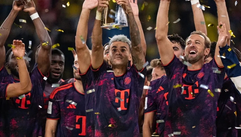 Luis Díaz alzando la Supercopa de Alemania.