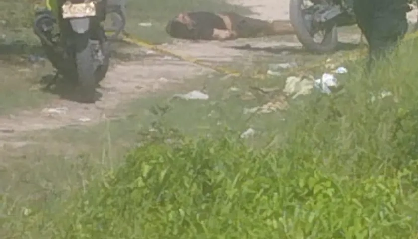 La Policía acordonó el área donde quedó el cuerpo de la víctima. 