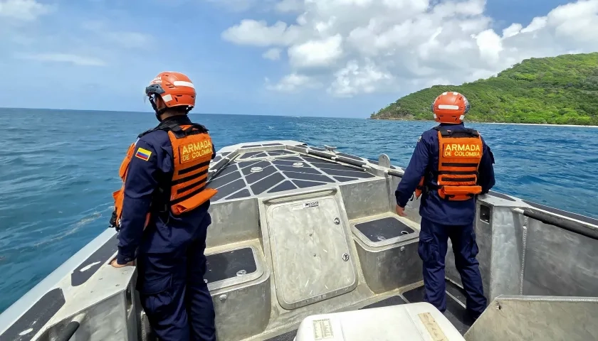 Miembros de la Armada durante las labores de búsqueda en Providencia.