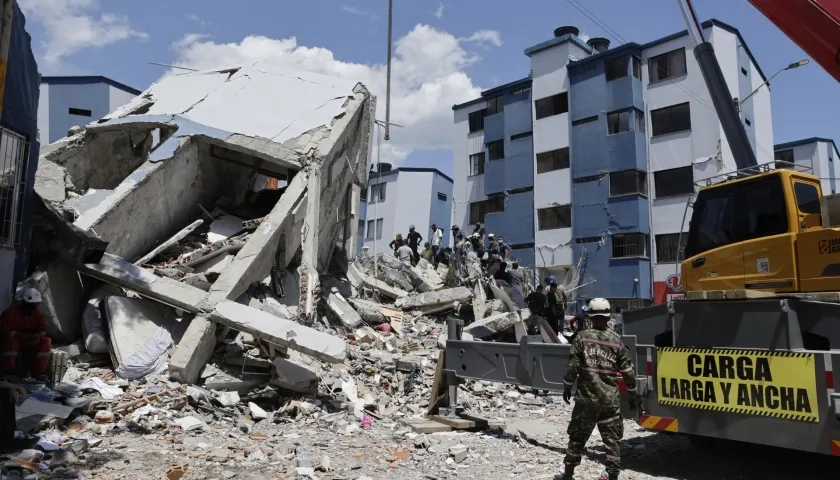 Miembros del Ejército realizan una operación de rescate en los escombros de un edificio.