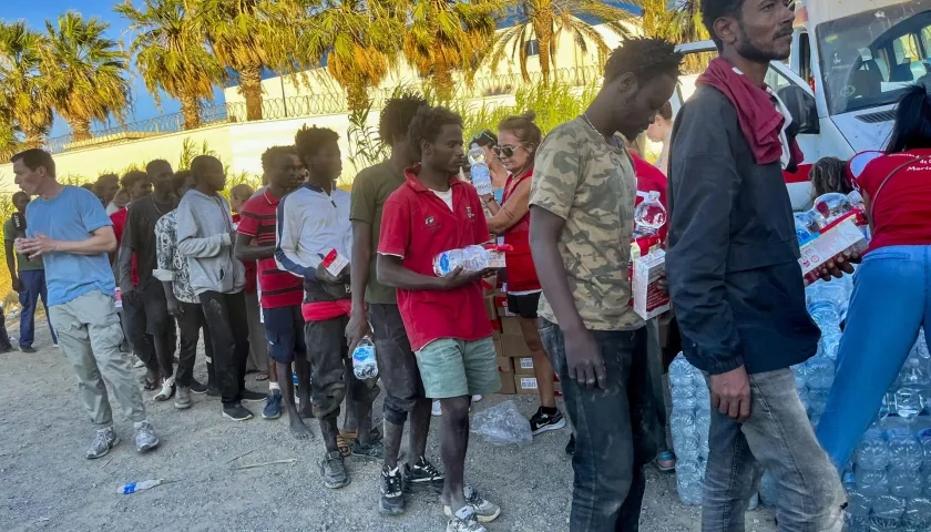 Los migrantes que aún no han retornado a Marruecos, viven en las calles de la ciudad.