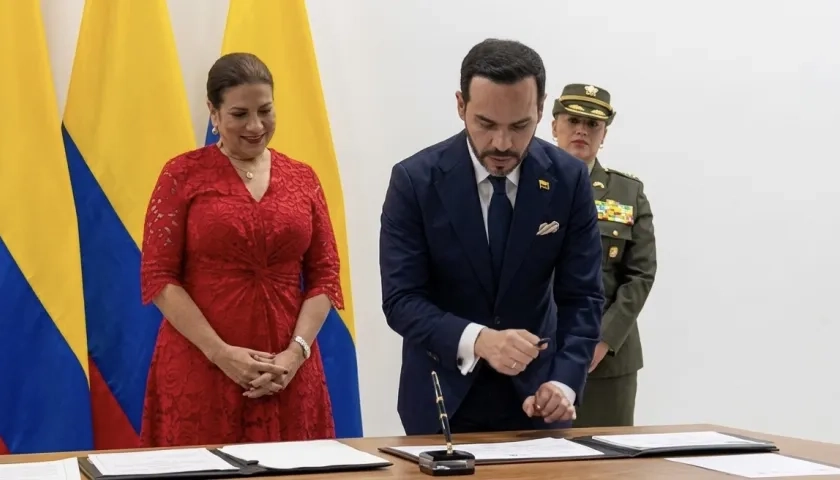 La Ministra de las TIC, Alexandra Falla, y el Presidente Abelardo De La Espriella.