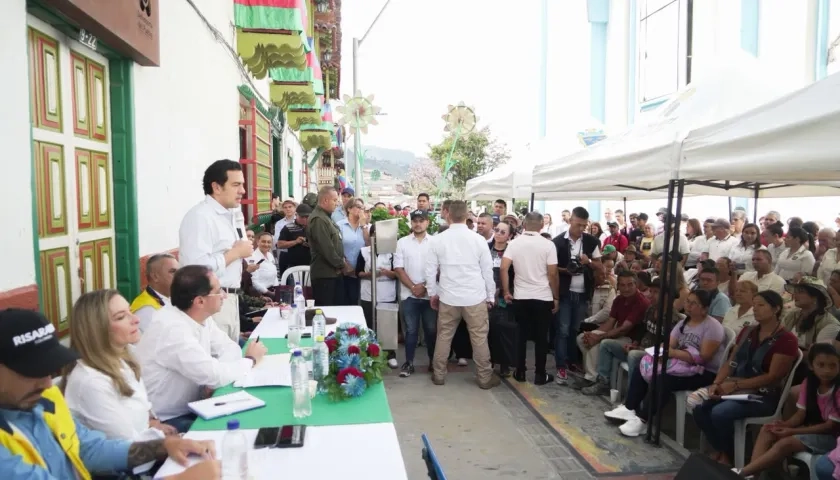 El ministro del Interior y el Vicepresidente en el municipio de Apía. 