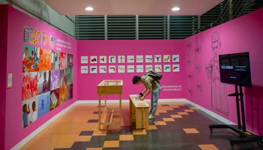 La exposición reúne el trabajo de seis artistas de Colombia.