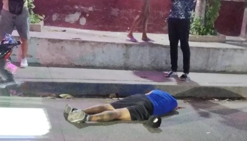 El hombre quedó tendido en el lugar de los hechos. 