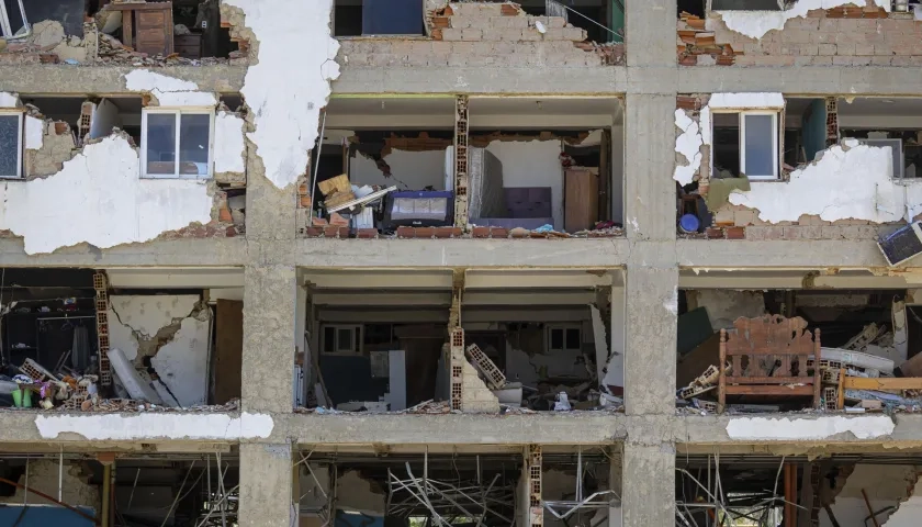 Un edificio destruido por los terremotos del 24 junio, en Caraballeda, Venezuela.