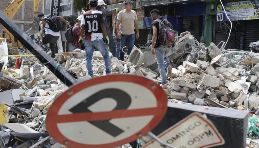 Un grupo de voluntarios durante labores de búsqueda de víctimas del sismo.