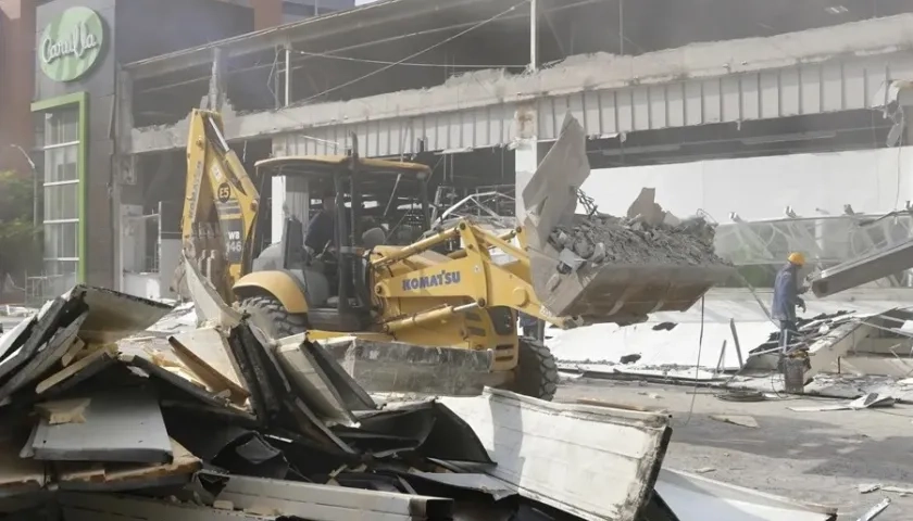 Obreros remueven escombros en una zona afectada por el terremoto en Pereira