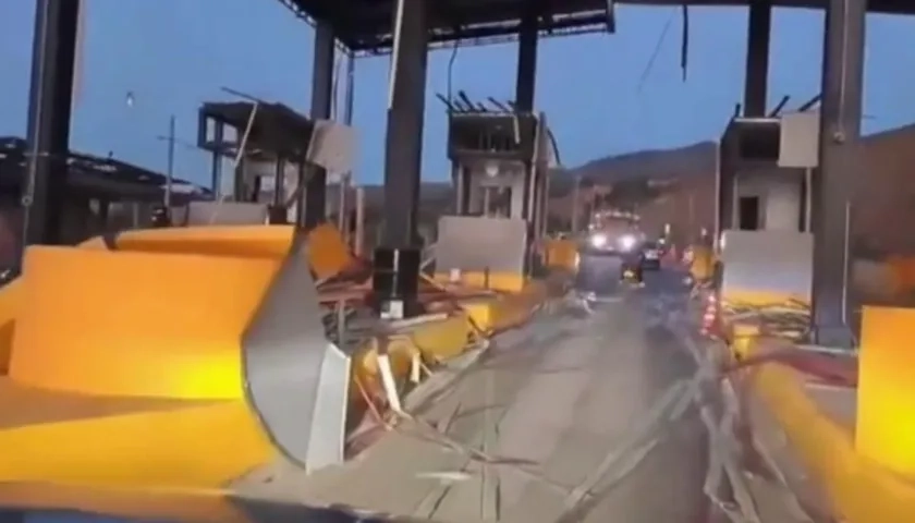 El peaje destruido tras el ataque terrorista. 