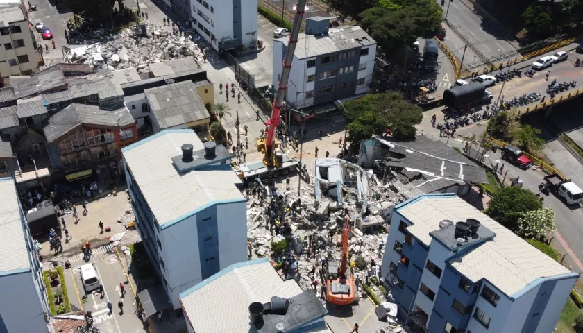 Los escombros de un edificio en el sector de La Lorena en Pereira.