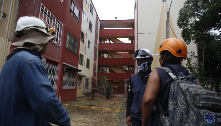 Personal de socorro frente a unas edificaciones afectadas.
