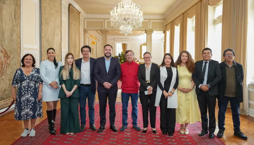 Petro con algunos de sus minutos y funcionarios.