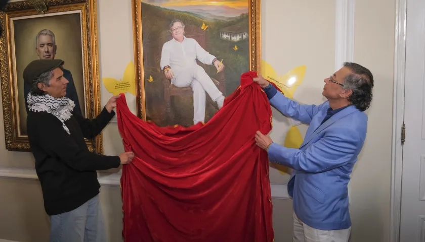 El Presidente saliente de Colombia, Gustavo Petro y su retrato.