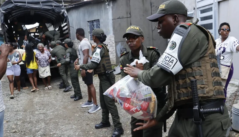 Policías cargan donaciones para los damnificados por el terremoto 