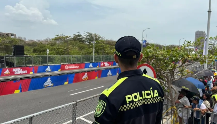 Los policías prestan seguridad en puntos estratégicos del evento. 