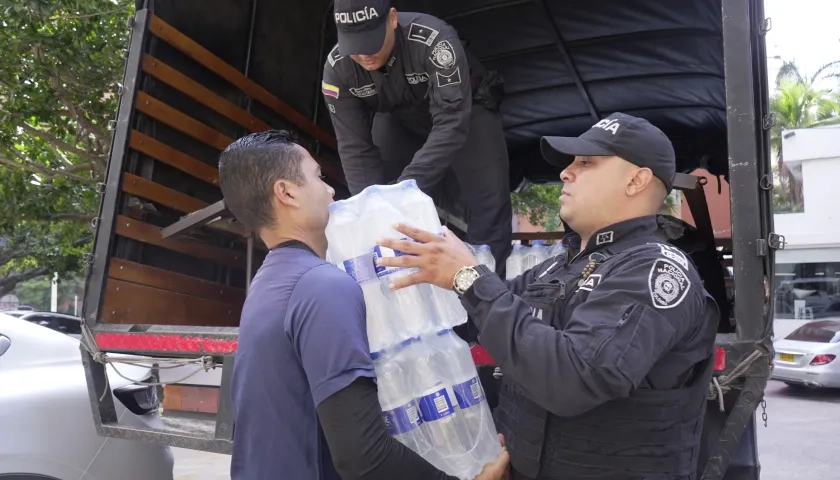 Entrega de donaciones por parte de la Policía. 