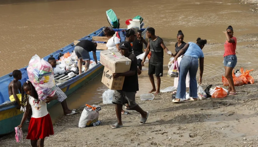 Ayudas humanitarias por el terremoto de magnitud 7,4 del pasado lunes, en el río San Juan en La Encharca.
