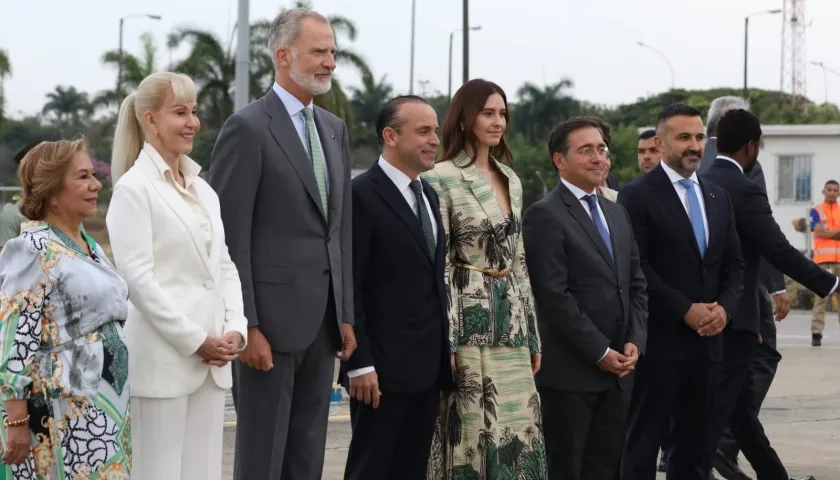 El Rey de España fue recibido por las autoridades de Cali.