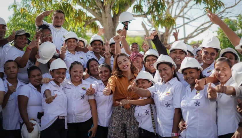 Jacqueline Rojas Solano junto a los aprendices del Sena.