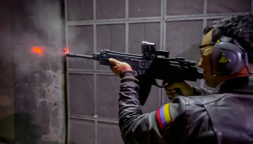 El Ministro de Defensa, Pedro Sánchez, con el fusil Jaguar.
