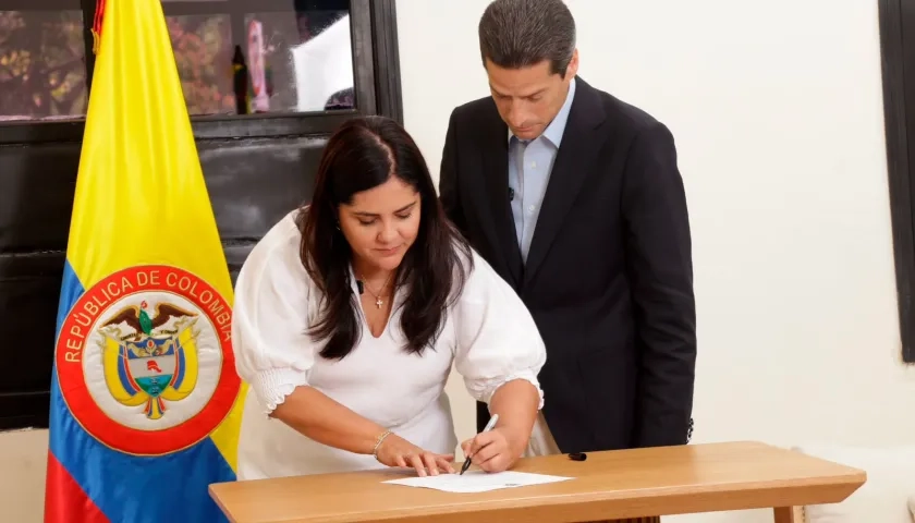 La viceministra de Comercio Exterior, Sandra Carvajal Sáenz, con el ministro de Comercio, Mauricio Gómez. 
