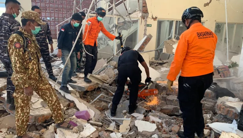 Socorristas trabajando en un edificio derrumbado tras un terremoto de 7,7 registrado este sábado