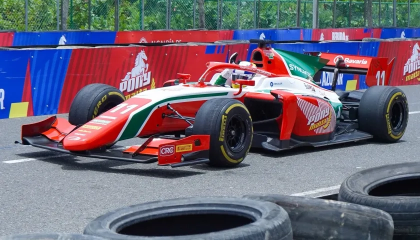 Sebastián Montoya en un vehículo de carrera. 