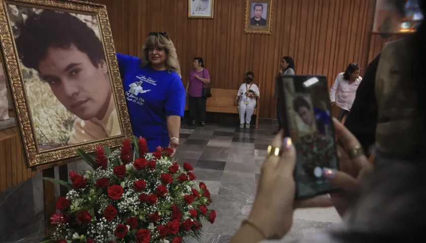 Seguidores de Juan Gabriel el 'Divo de Juárez' posan junto a una fotografía en Ciudad Juárez