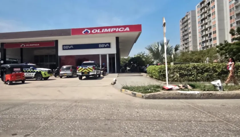 La Policía haciendo presencia en la sede de BBVA de Soledad. 