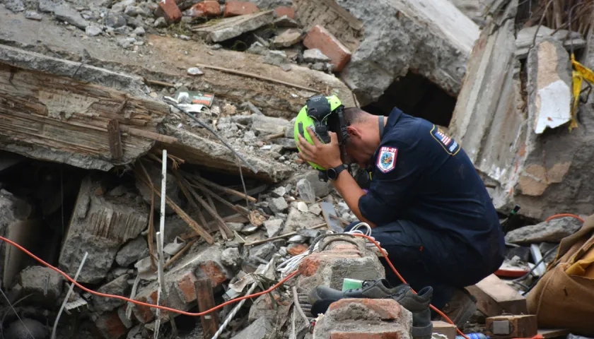 Un rescatista junto a los escombros del edificio Torres del Limonar, en Cali.