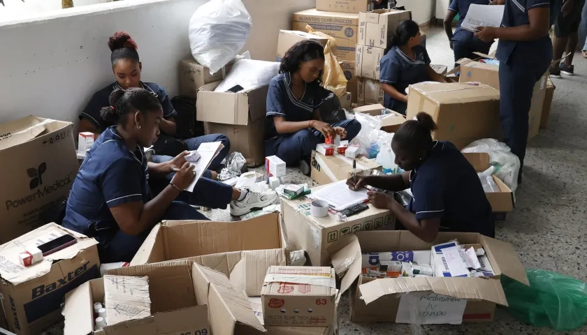 Trabajadores del principal centro asistencial del departamento del Chocó organizan las donaciones.