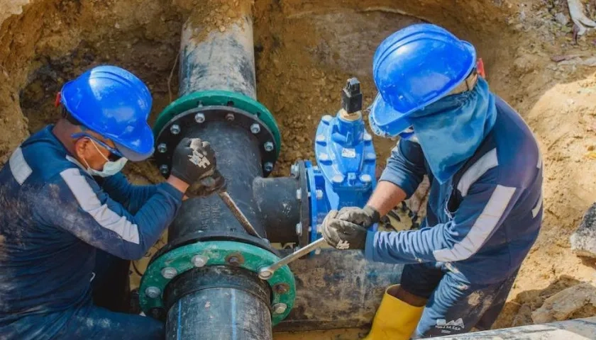 Triple A realizando una reparación. 