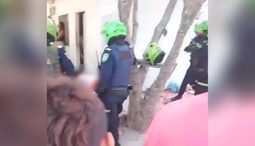 La Policía en el lugar donde quedó muerta una de las víctimas. 