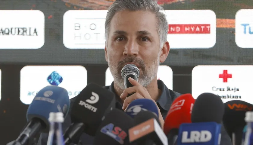 El exfutbolista Mario Yepes habla durante una rueda de prensa para presentar el partido solidario 'Levantemos a Colombia'.