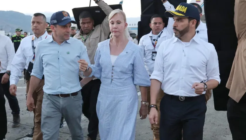 (Izq. a Der.) Alejandro Eder, alcalde de Cali; Dilian Francisca Toro, gobernadora del Valle del Cauca; y Abelardo De La Espriella, presidente de Colombia.