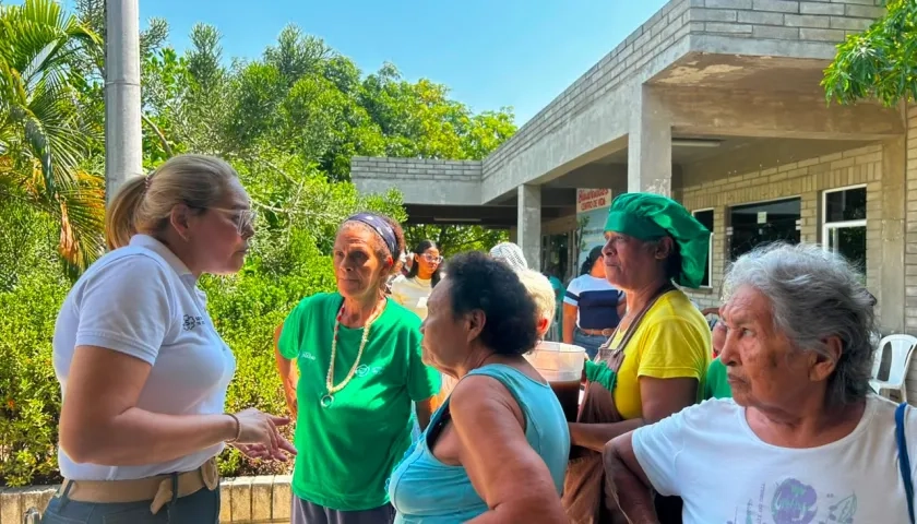 La secretaria de Gestión Social, Mireya Avendaño, con beneficiarios del programa del Adulto Mayor..