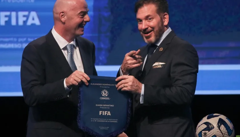 Gianni Infantino, presidente de la Fida, y Alejandro Domínguez, titular de la Conmebol.