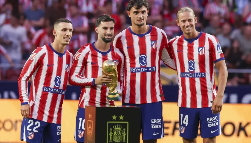 El Atlético de Madrid también homenajeó a sus cuatro jugadores campeones del mundo: Álex Grimaldo, Álex Baena, Marc Pubill y Marcos Llorente.