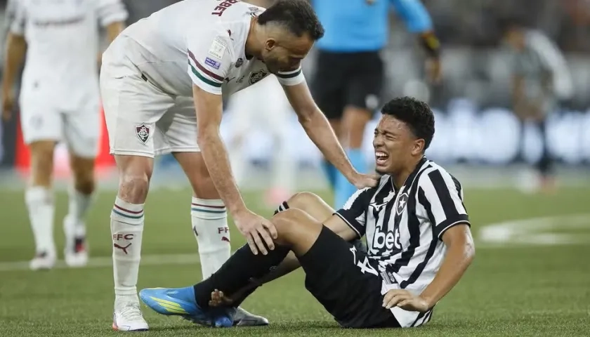 Jordan Barrera momentos después de lesionarse en el partido contra Fluminense.