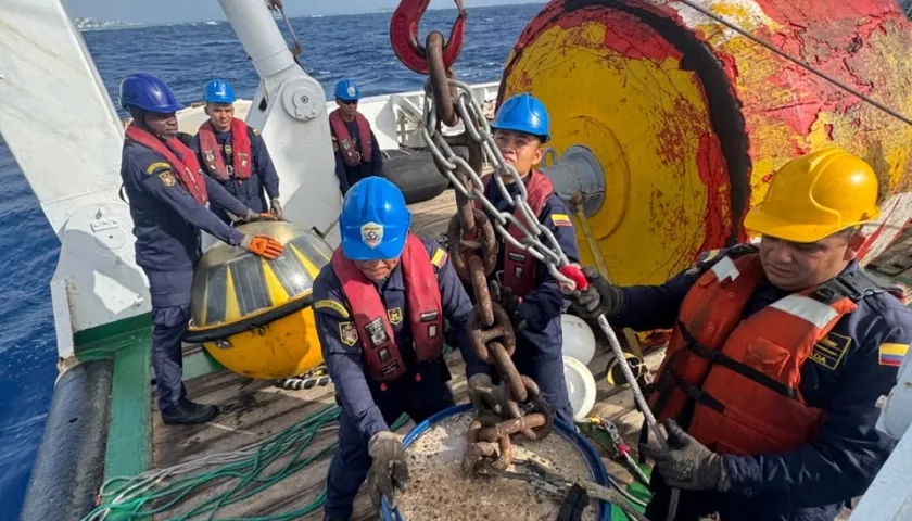 Integrantes de la Dimar en la instalación de la boya en San Andrés. 